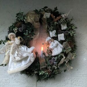 Christmas Wreath White Victorian Dolls Doves Gold Ribbon